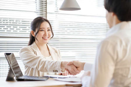 Asian business person who closes a business and shakes handsの写真素材
