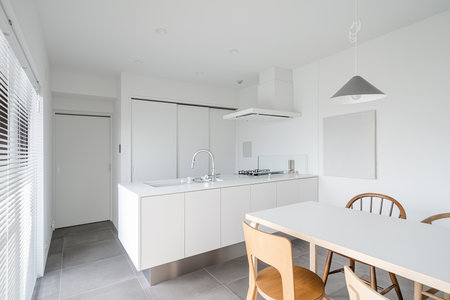 Simple modern style kitchen in whiteの写真素材
