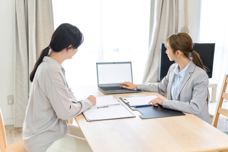 Business woman doing door-to-door salesの写真素材