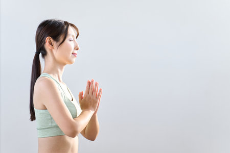 woman meditating with eyes closedの写真素材