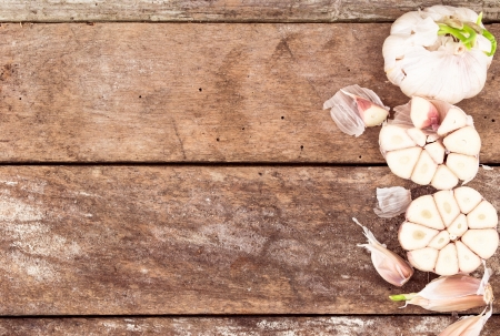 Garlic bulbs on wood の写真素材