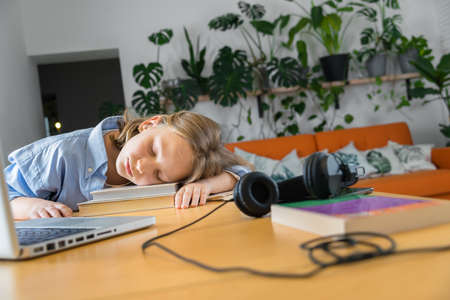 teenager is studying at home on carrantine