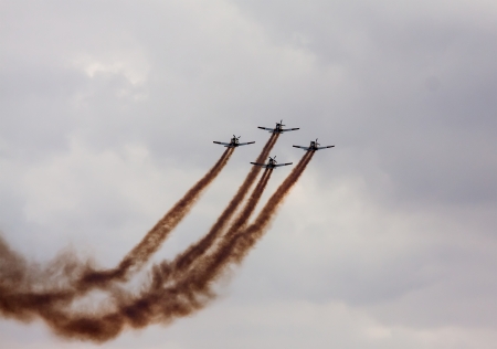 TEL NOF, ISRAEL -APRIL 17: Four army training airplanes performing an exhibition exercise during the Israeli Independence day show on April 17, 2013 in Tel Nof, Israel.のeditorial素材