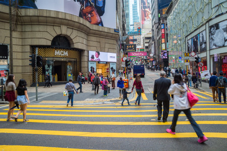 Hong Kong, China - 26 Mars 2015: Busy pedestrians crossing street in Hong Kongのeditorial素材