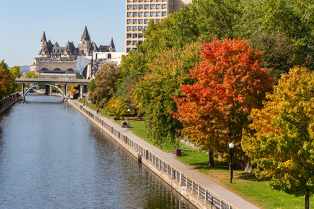 Ottawa, CA - 9 October 2019: Banks of the Canal Rideau in the Autumn season.のeditorial素材