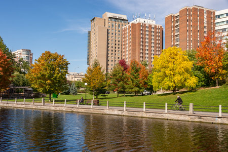 Ottawa, CA - 9 October 2019: Banks of the Canal Rideau in the Autumn season.のeditorial素材