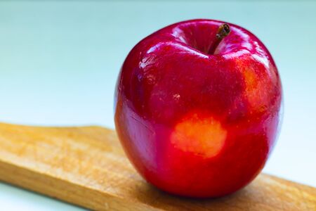 apple red in wood tableの写真素材