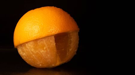 Halb Orange in low keyの写真素材