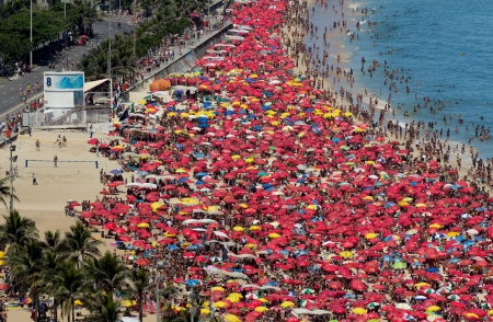 People relaxing during carnival on Ipanema Beachのeditorial素材