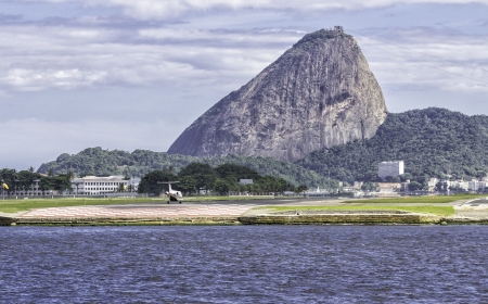 Jet ready to take off against Sugar Loaf mountain in Rio de Janeiroの写真素材