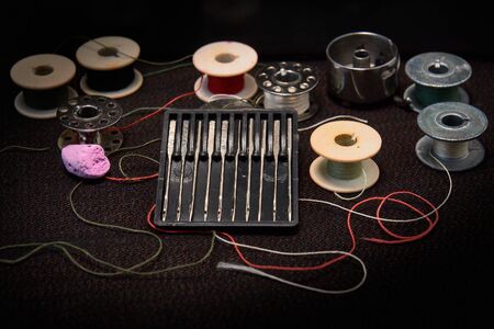 Set of needles and threads for a sewing machine