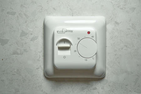 Electronic-mechanical thermostat for underfloor heating, internal installation