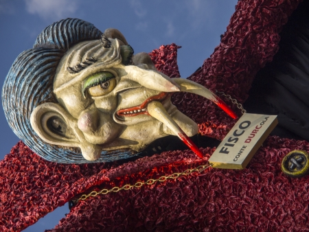 VIAREGGIO, ITALY - FEBRUARY 19:   parade of allegorical chariot at Viareggio Carnaval held February 19, 2012のeditorial素材