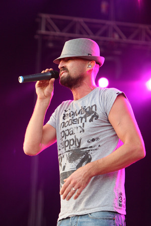 KRAKOW, POLAND - AUGUST 20, 2009: Coke Live Festival, o/p  Gentlemanのeditorial素材