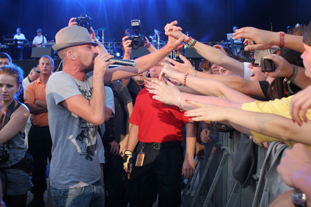 KRAKOW, POLAND - AUGUST 20, 2009: Coke Live Festival, o/p  Gentlemanのeditorial素材