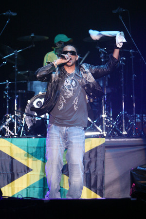 KRAKOW, POLAND - AUGUST 23, 2008: Coke Live Festival, o/p Sean Paulのeditorial素材