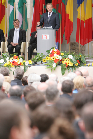 KRAKOW, POLAND - JUNE 04, 2009: 20th Anniversary of the collapse of Communism in Central Europe o/p Polish Prime Minister Donald Tuskのeditorial素材
