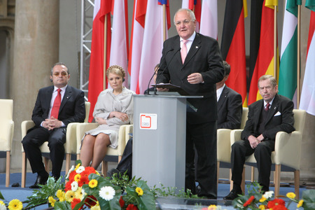 KRAKOW, POLAND - JUNE 04, 2009: 20th Anniversary of the collapse of Communism in Central Europe o/pのeditorial素材