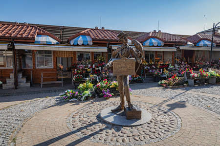 TARNOW, POLAND - OCTOBER 09, 2021: Polish city in Malopolska often called "Pearl of Polish Renaissance". Europe's most beautiful town according CNN. o / p municipal marketplace Burek with statue of an organ grinderのeditorial素材