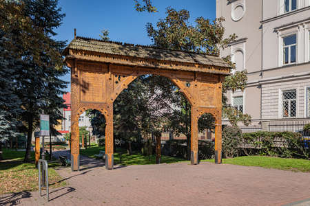 TARNOW, POLAND - OCTOBER 09, 2021: Polish city in Malopolska often called "Pearl of Polish Renaissance". Europe's most beautiful town according CNN. o / p Seklerska Gate, symbolic wooden carved gate. It is a gift for Tarnow from the Hungarian Irott Szのeditorial素材