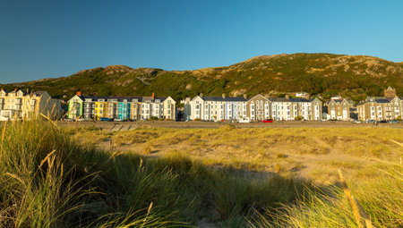 A colourful row of Victorian terraced houses overlooking the sea and beach.のeditorial素材