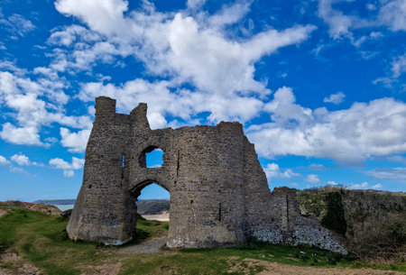 Originally built in the 12th century, Pennard Castle played a strategic role in the defense of the area. Over the centuries, it fell into disrepair and now stands as a romantic ruin. As you wander through the site, you can imagine the castle's former glorのeditorial素材