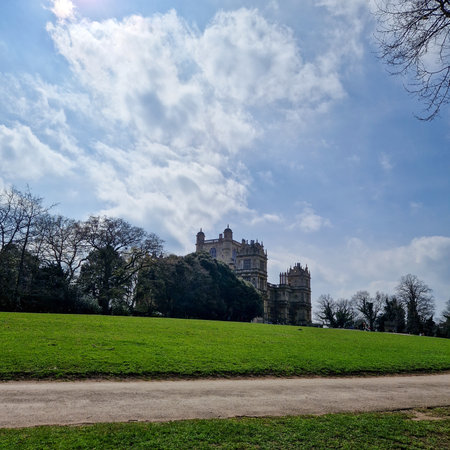Take your time to explore the park's various attractions, including serene lakes, well-maintained gardens, and picturesque viewpoints. The park's vast open spaces offer ample opportunities for picnics, relaxation, or simply enjoying a leisurely walk.のeditorial素材
