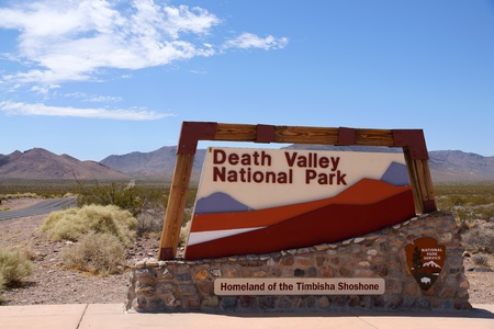 Death Valley National Park sign with desert and mountains in background, California and Nevada, U.S.A.のeditorial素材