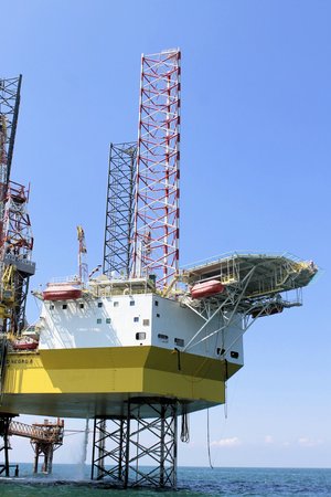 production platform for oil and gasの写真素材