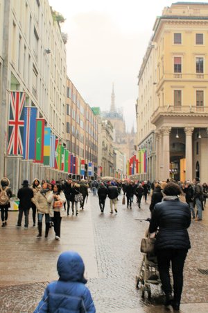 A view of the crowd in Corso Vittorio Emanuele in the center of Milan, Italyのeditorial素材