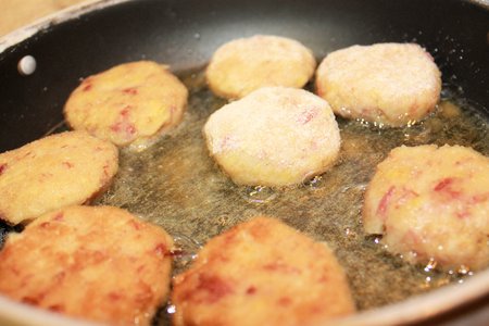 homemade meatballs  cooking in potの写真素材