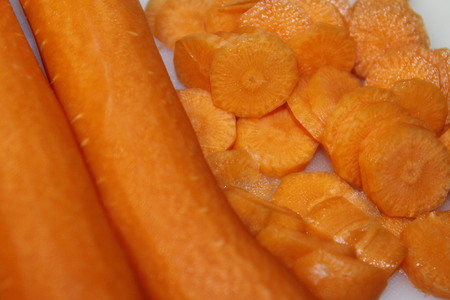 slices of cut carrotsの写真素材