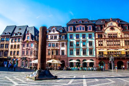 MAINZ, Germany - August 31, 2016 - people in market square, in the old town of Mainz,  Germanyのeditorial素材