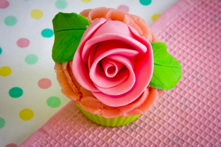 cup cake with rose and leavesの写真素材