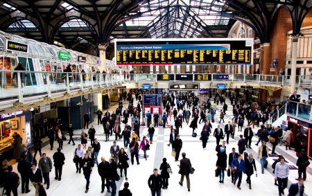 liverpool street station in London at rush hourのeditorial素材