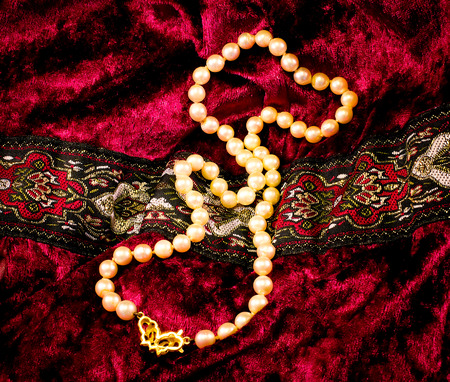 pearl necklace on a red fabricの写真素材