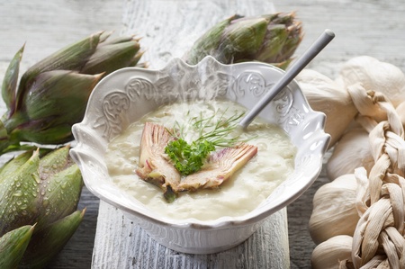artichoke soupe over bowlの写真素材