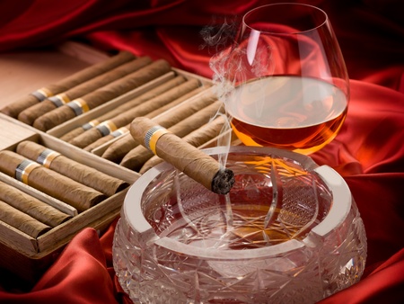 Cuban cigar and liquor over the ash trayの写真素材