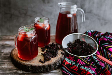 Hibiscus tea in mason jars on a wooden backgroundの写真素材