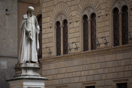 Sallustio Bandini Statue in Piazza Salimbeni. Siena, Tuscanyの写真素材