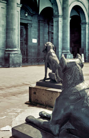 Sculpture of a dog in front of the Royal Palace in London.の写真素材