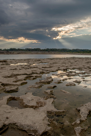 Tide pools and God rays at Falls On The Ohio State Parkの写真素材