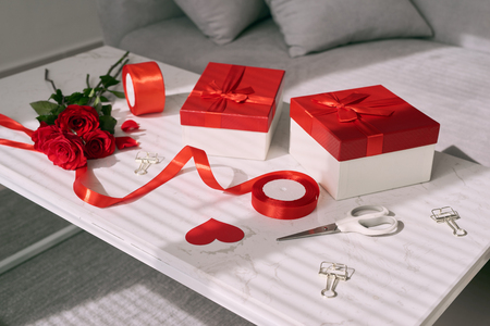 Valentines day greeting card. Red roses and gift box on tableの写真素材