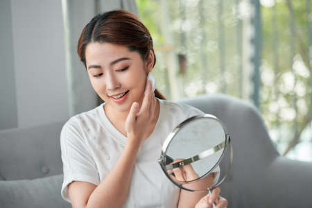 Woman using dabber, portrait, close-upの写真素材