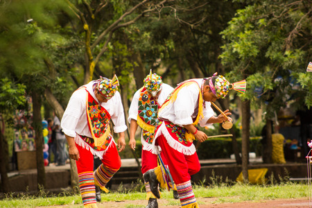 Native tribe mexican voladores de papantla dancing playingのeditorial素材