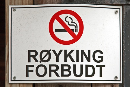 plate in norwegian non-smoking side of the building located at bryggen in bergenの写真素材