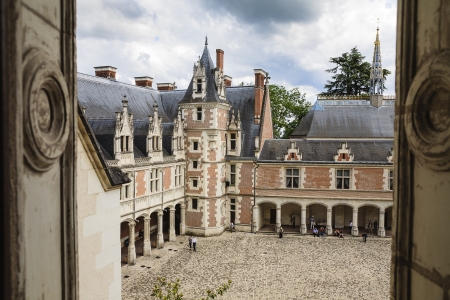 BLOIS - JUNE 11: Blois castle, created over many centuries XIII-XVII in Blois in France on June 11, 2010. Louis XII, King of France was born in the castle on June 27, 1462.のeditorial素材