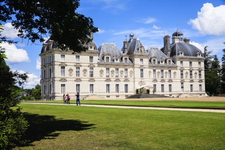 CHEVERNY - JUNE 11: Cheverny castle, built in the seventeenth century in the style of Louis XIII in Cheverny in France for more than 600 years belongs to the family Hurault, on June 11, 2010.のeditorial素材