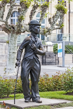 VEVEY - MAY 23: A bronze statue of Charlie Chaplin one of the most creative talents in the era of silent movies, on the promenade reminds passers-by his 25-year stay in the region in Vevey in Switzerland on May 23, 2013のeditorial素材