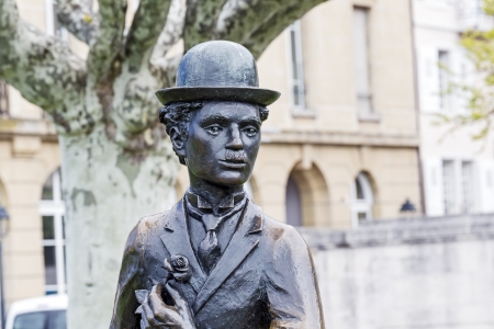 VEVEY - MAY 23: Statue of Charlie Chaplin one of the most creative talents in the era of silent movies, on the promenade reminds passers-by his 25-year stay in Vevey in Switzerland on May 23, 2013のeditorial素材